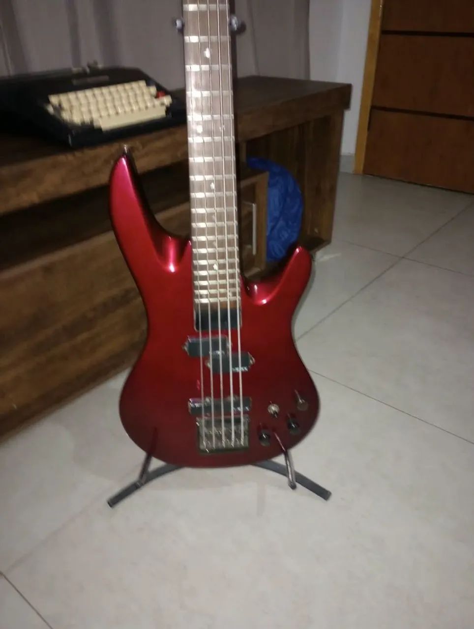 Baixo samick cinco cordas , com caixa de estudo. - Foto 2