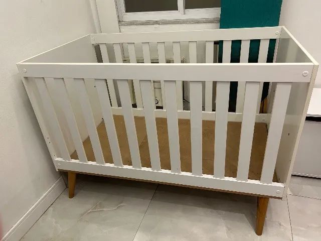 Berço Retrô Branco Pés palito