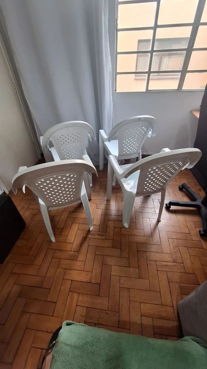 Mesa de Plástico com 04 Cadeiras - Foto 2