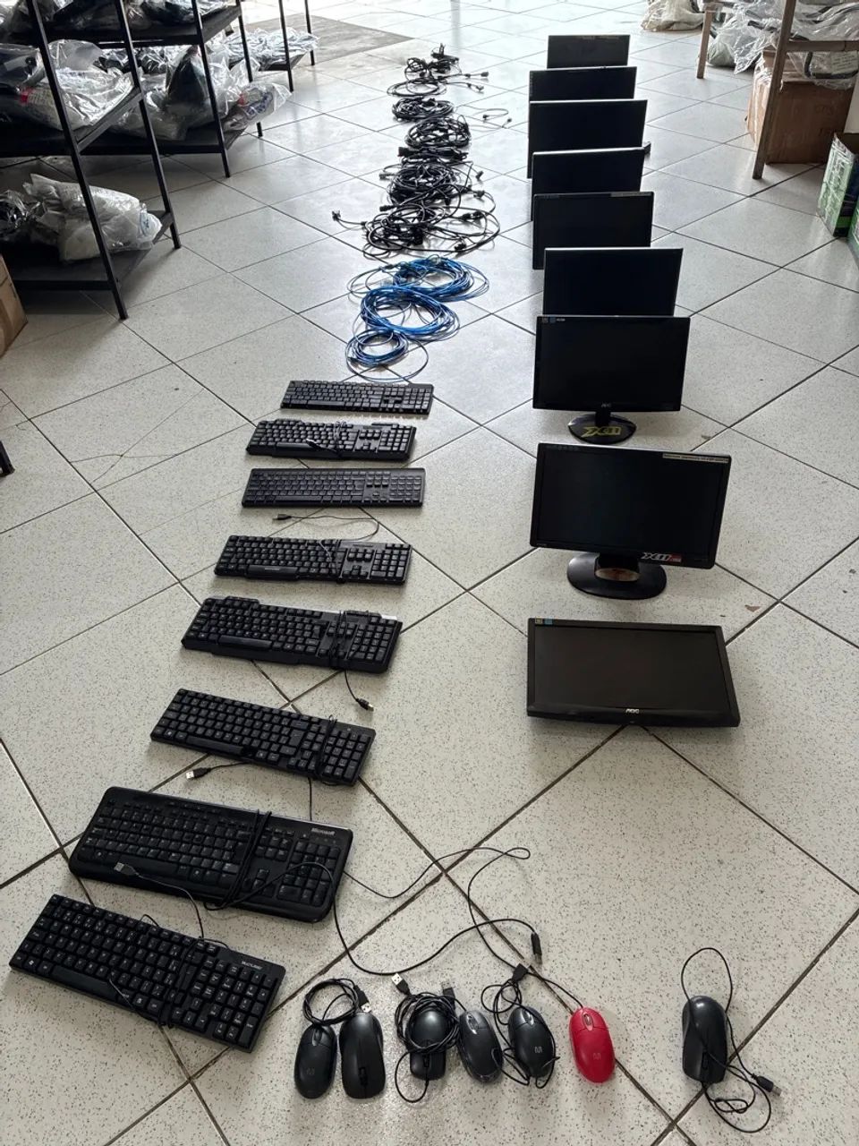 9 monitores, 8 teclados, 7 mouses, + cabos. - Foto 4
