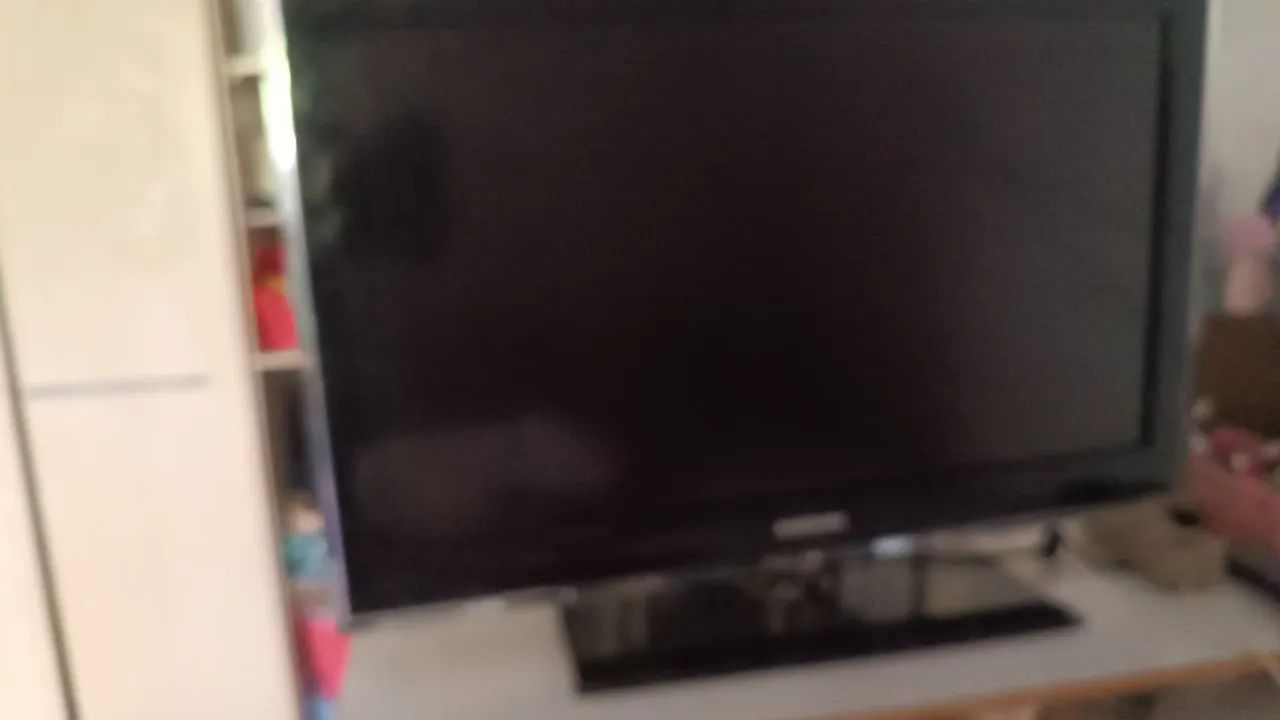 Tv 32 smart polegadas com avarias pra retirar peça Samsung sem controle mas tem a base  - Foto 3