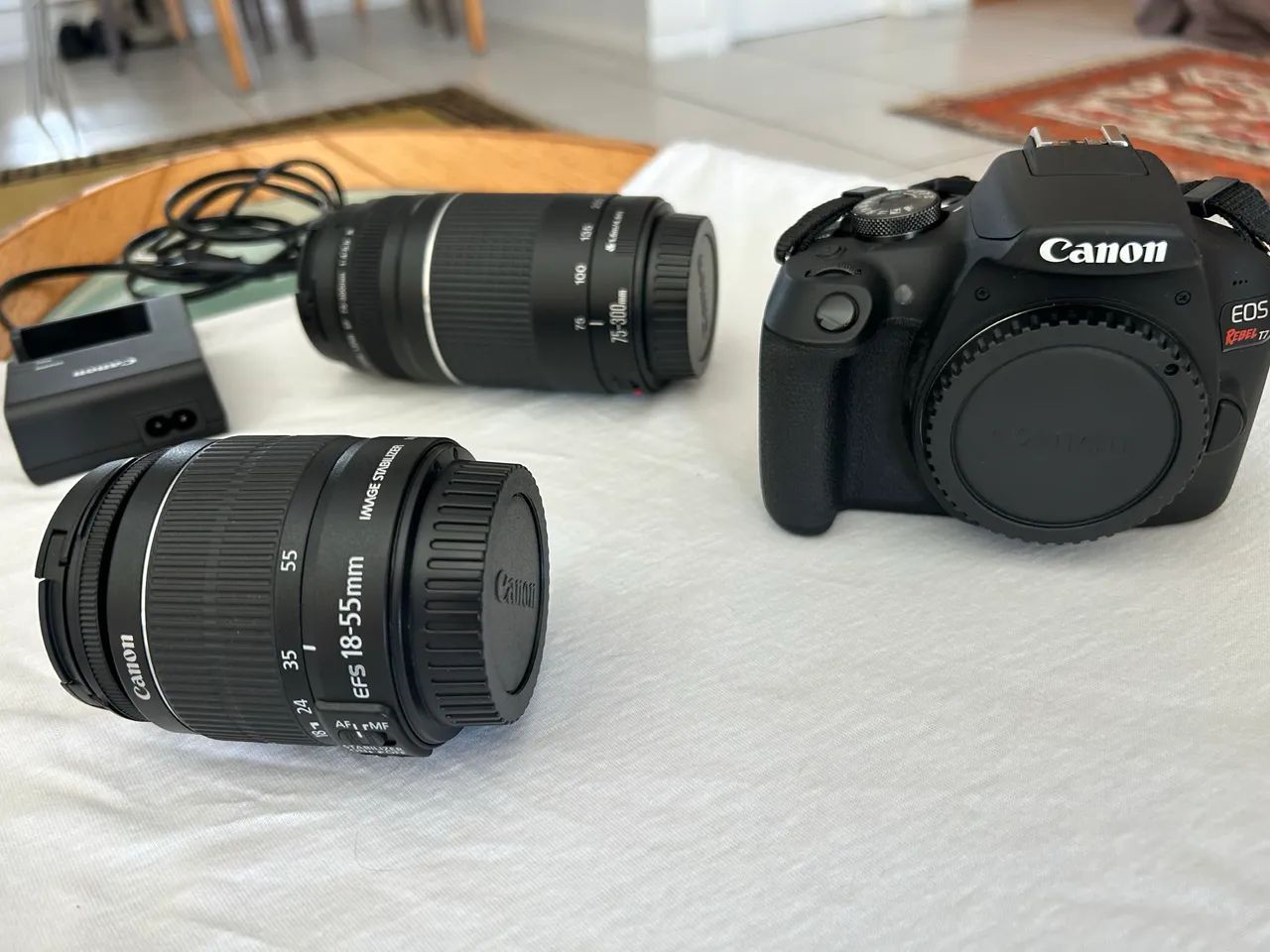 Vendo Camera Canon Rebel T7 + 2 lentes