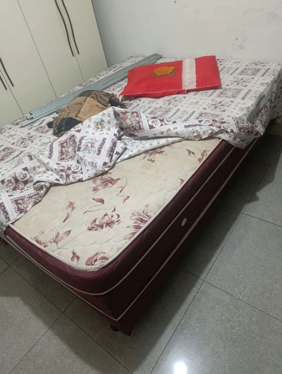 Cama de casal conservada