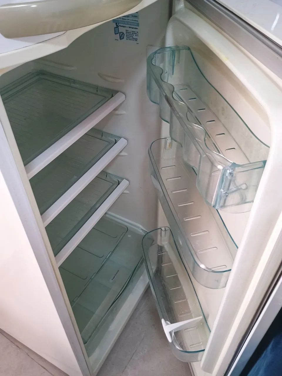 Geladeira Eletrolux com defeito  - Foto 4