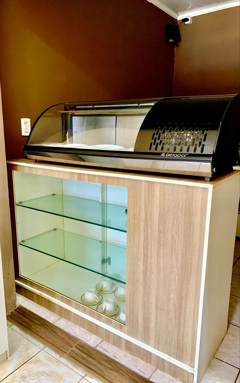 Balcão mdf com vitrine 