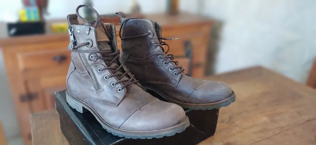 Boot Zariff em couro resistente! Oportunidade, super estiloso!
