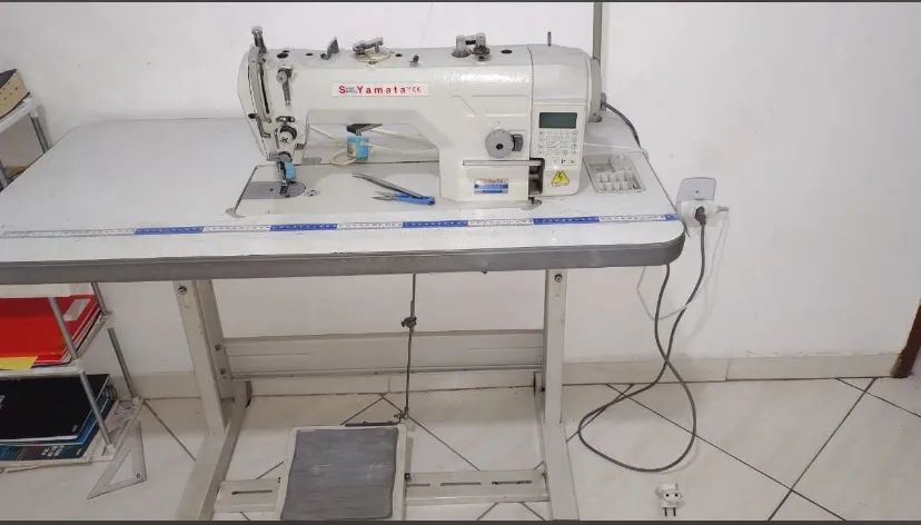 Máquina reta eletrônica 