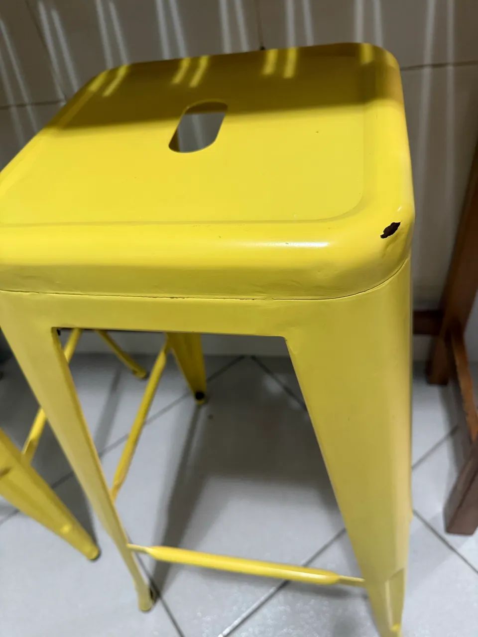 Mesa Alta de Madeira + 2 Banquetas Amarelas - Foto 4