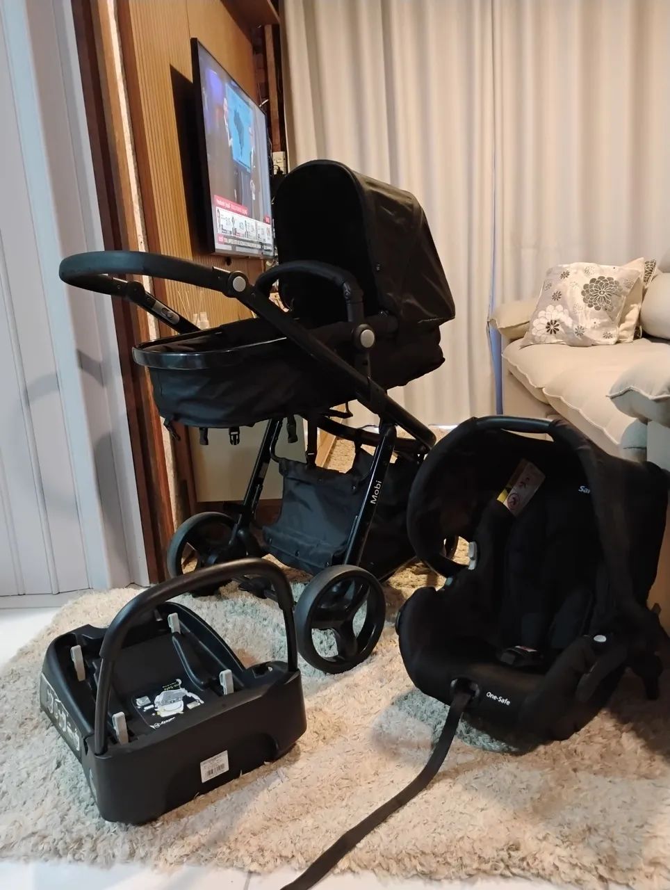 Carrinho de bebê com bebê conforto e base para carro