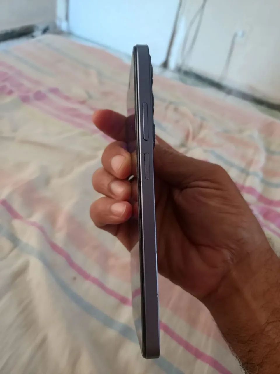 Vende-se celular realme75c aprova d'água semi nova com 256gb te * - Foto 3