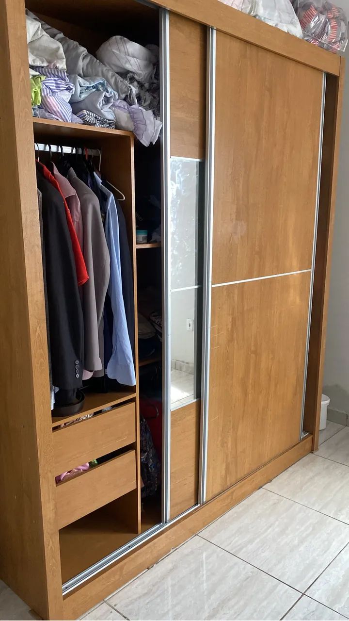 Guarda-Roupa Casal Grande com Espelho e Portas de Correr - Ótimo Estado - Foto 2