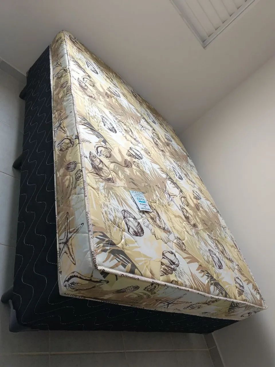 Cama casal já vai com colchão conjugado 