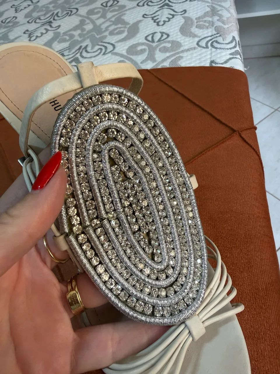 Sandália Schutz - Couro Off White - Pedraria - Salto Alto - Foto 2