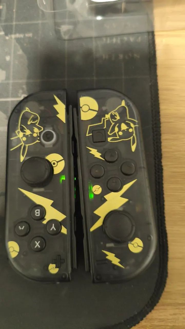 Joycon picachu Nintendo Switch preto transparente 