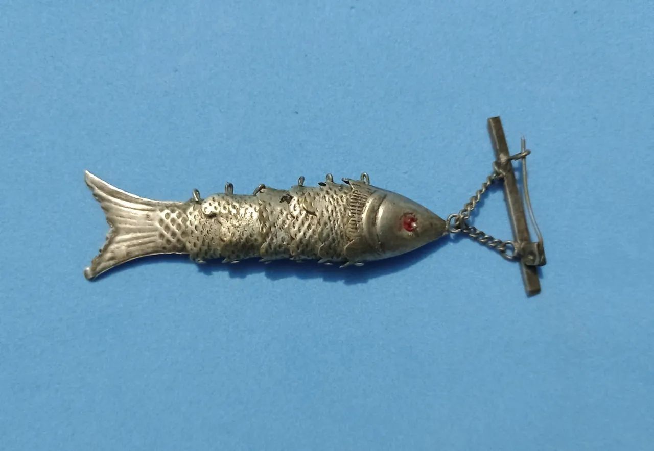 Broche prateado Peixe articulado 