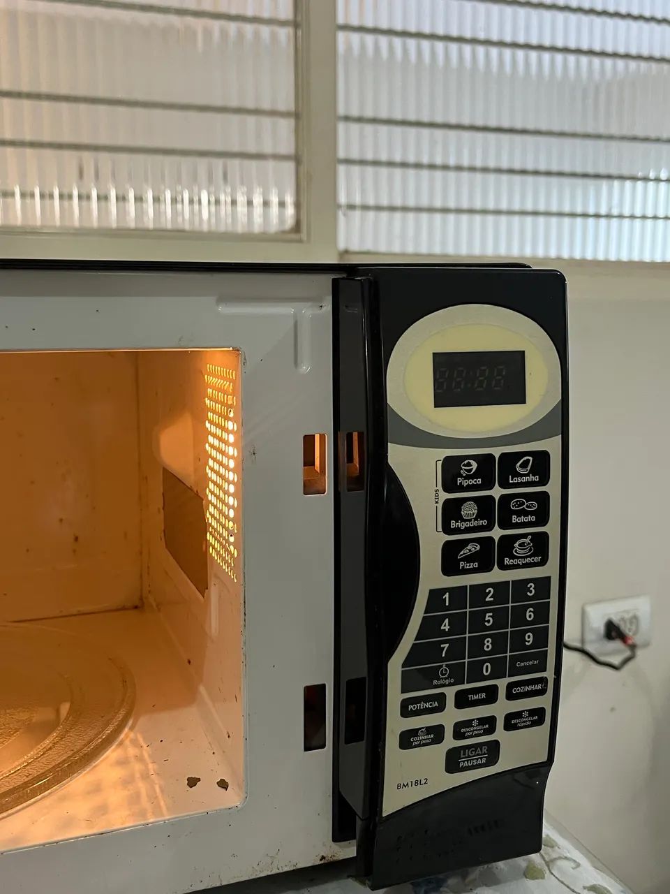Microondas com defeito - para conserto ou retirada de peças - Foto 4