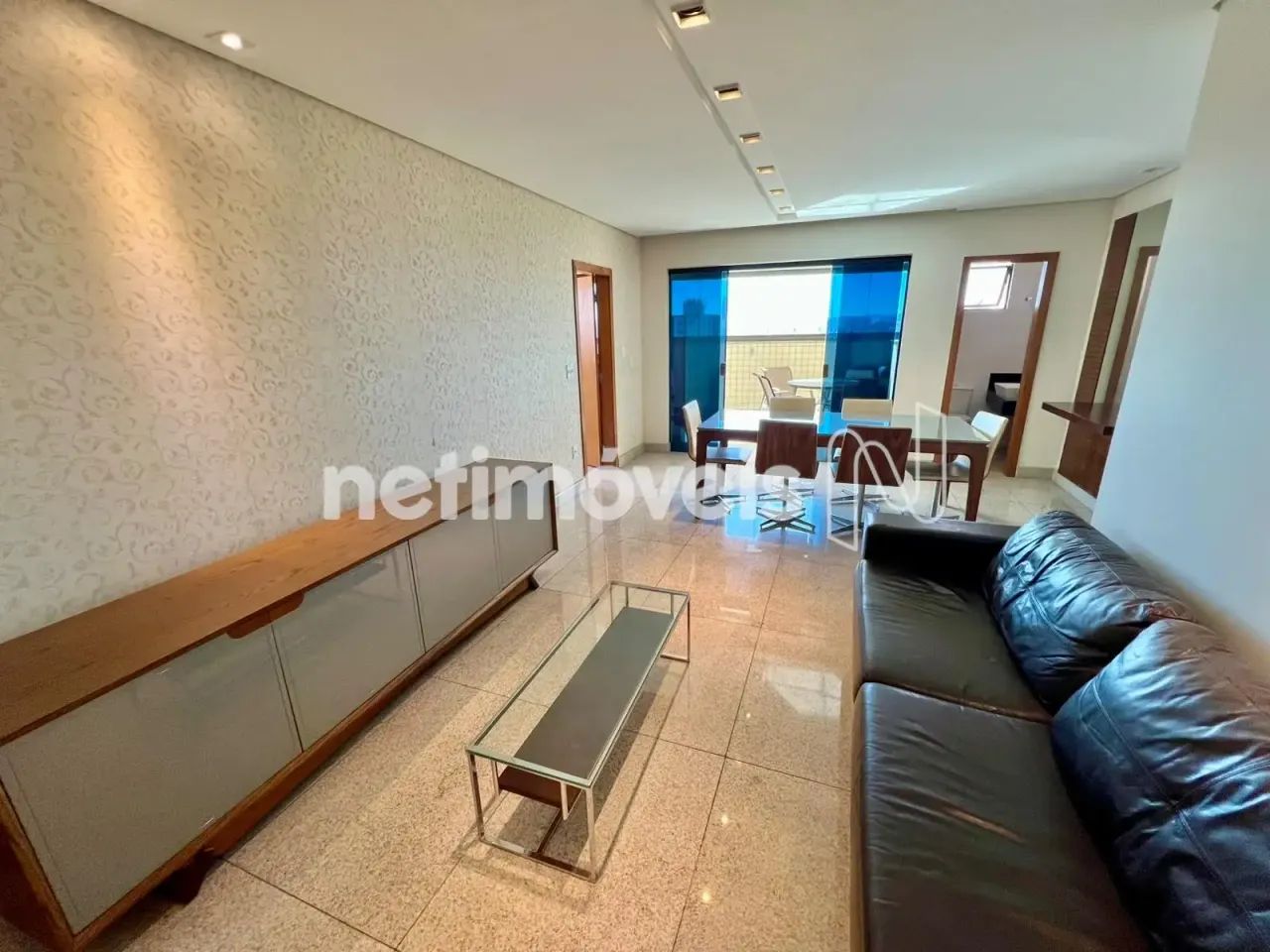 Apartamento espaçoso com 4 quartos, 2 suítes e 4 vagas cobertas! - Foto 5
