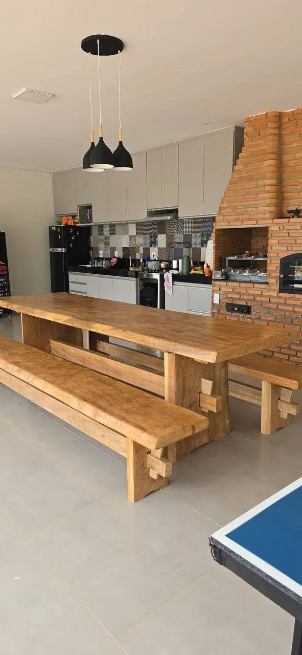 Mesa de madeira maciça rústica com bancos  - Foto 3