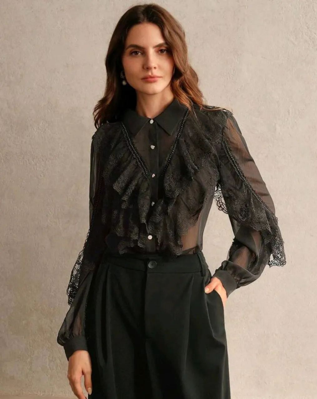 Blusa chique de renda preta  - Foto 4