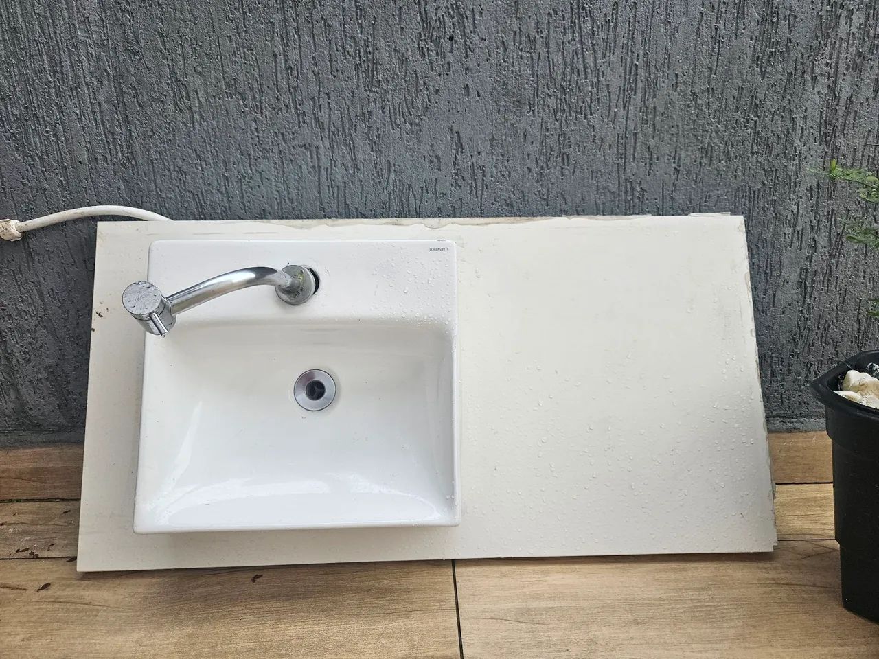 Tampo granito branco para banheiro com armario e torneira 
