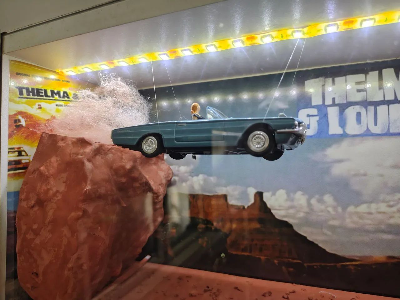 Diorama Thelma e Louise com iluminação, miniatura e figuras. - Foto 3
