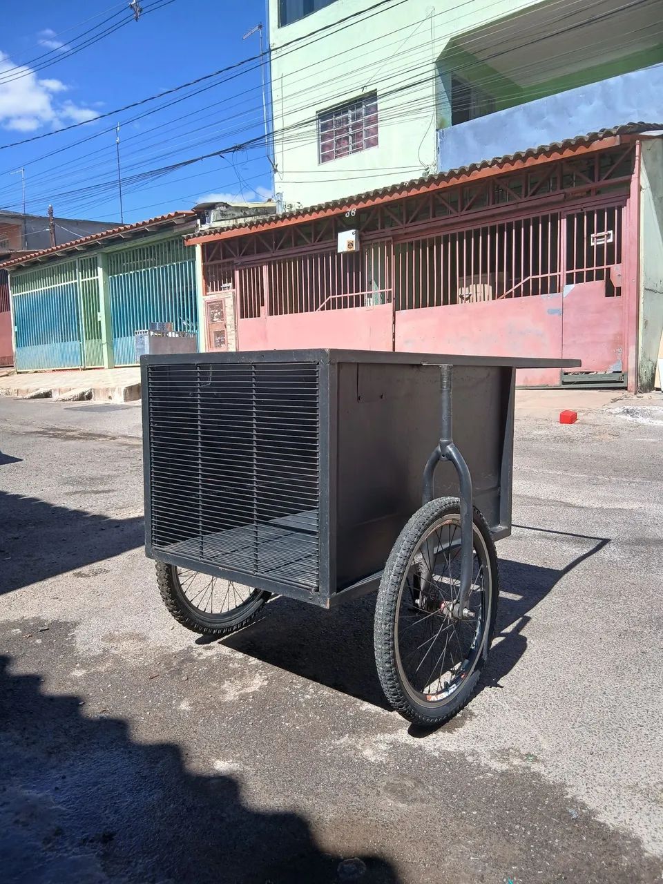 carrinho de mão de duas rodas.