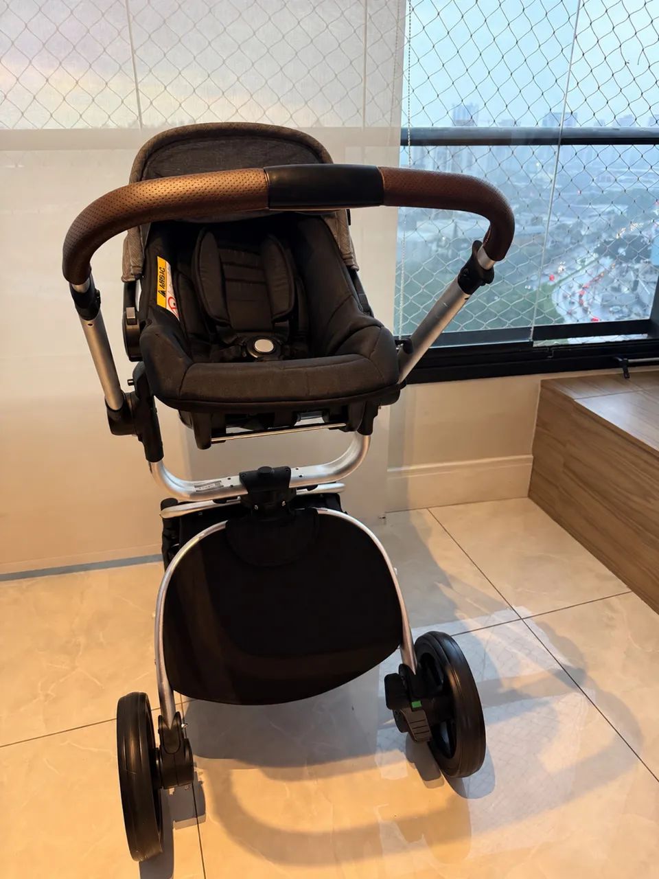 Carrinho de bebê com bebê conforto e base para carro 
