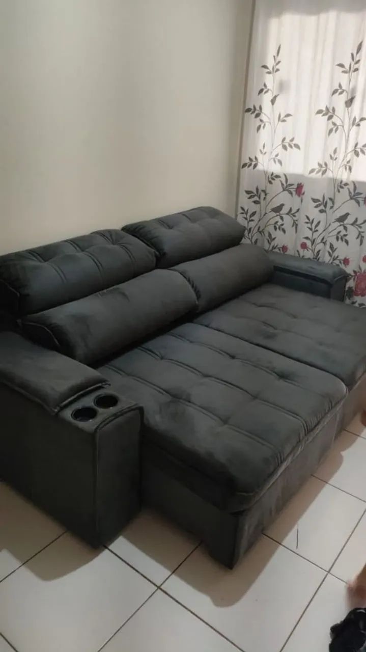 Sofá Retrátil 4 Lugares Cinza com Porta-Copos.