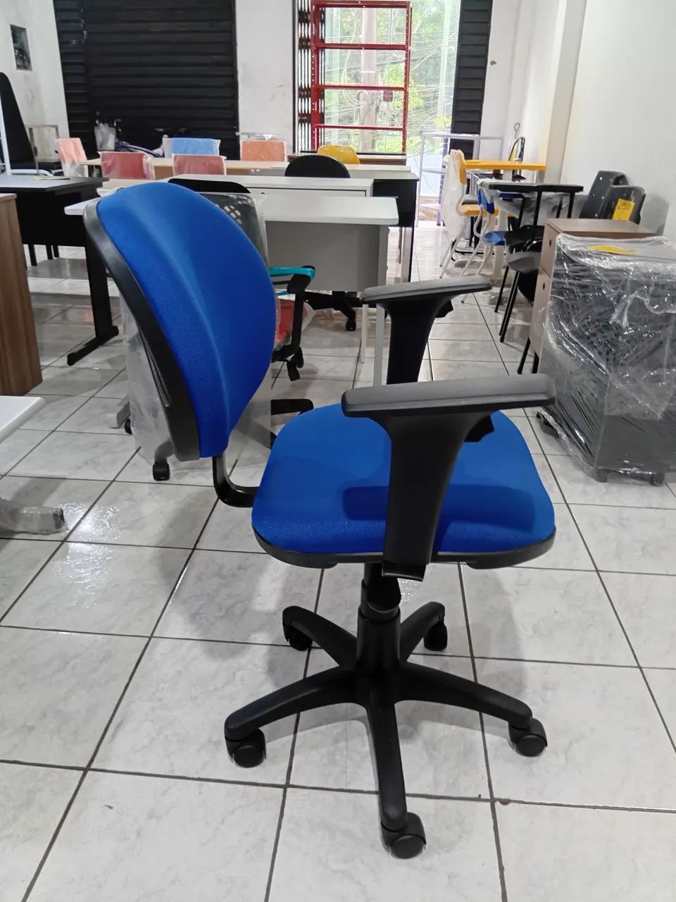 Cadeira giratória com braços  - Foto 4