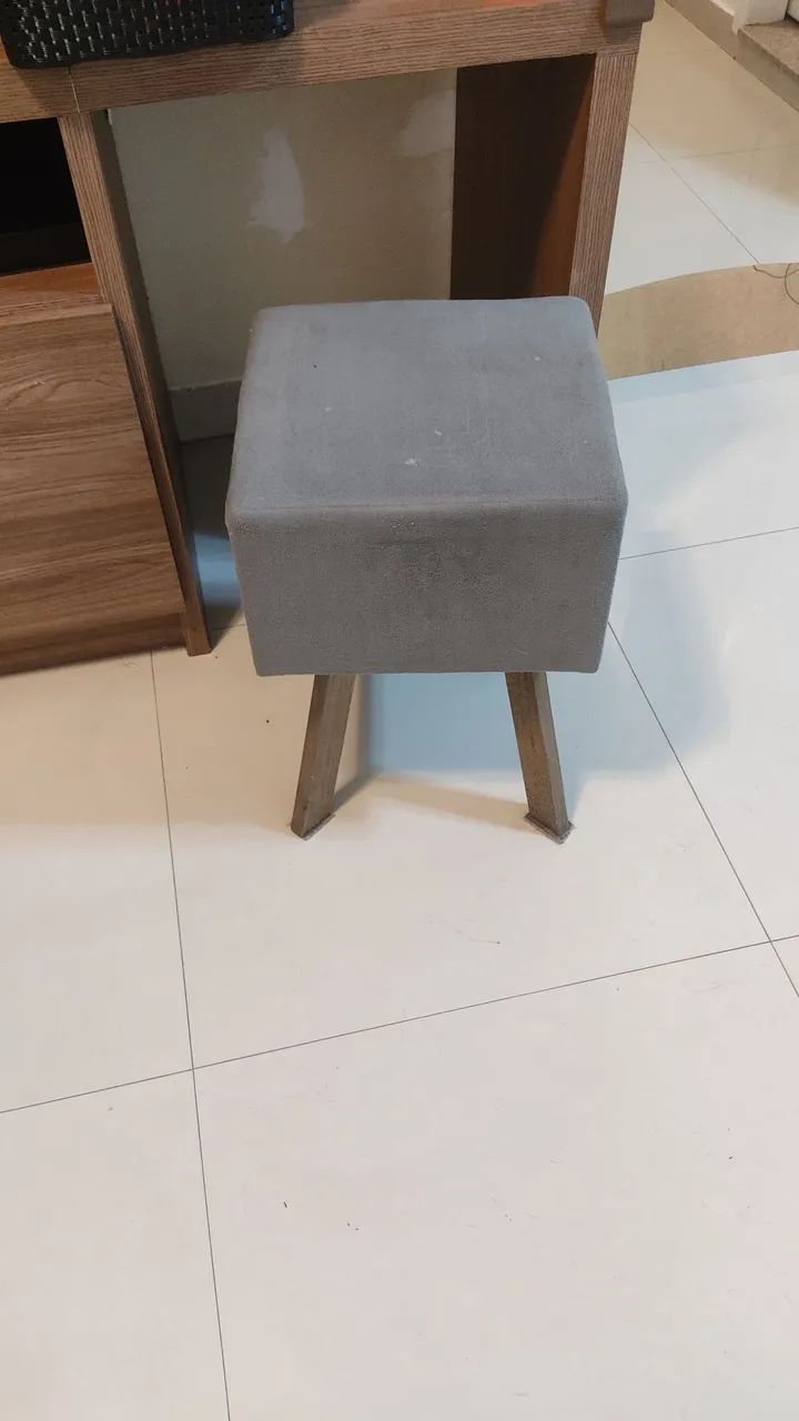 Puff / Banqueta Estofada com Pés de Madeira