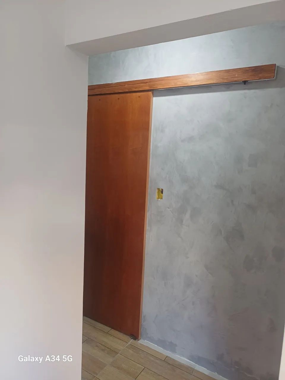 Aplicação de papel de parede profissional e pintura 