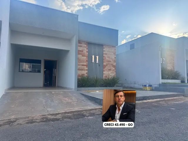 Linda casa com armários e suíte em condomínio