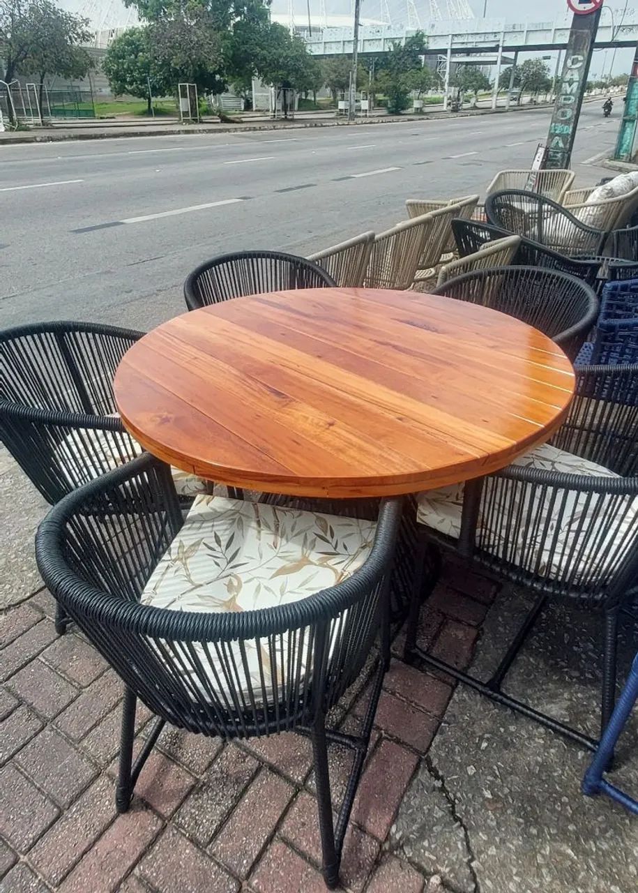 Mesa com tampo de madeira 