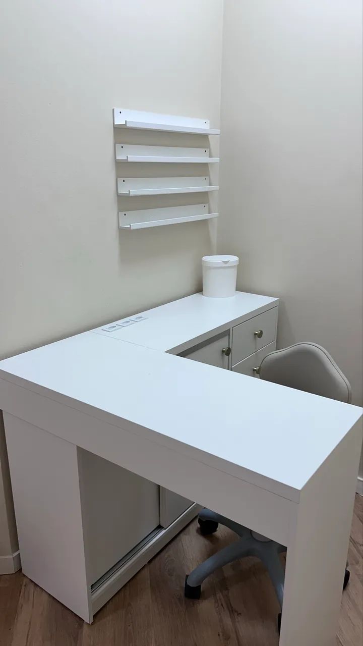 Mesa de canto com cadeira 