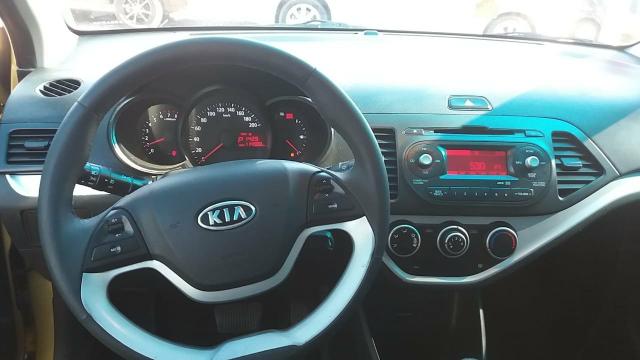 Kia picanto amarelo