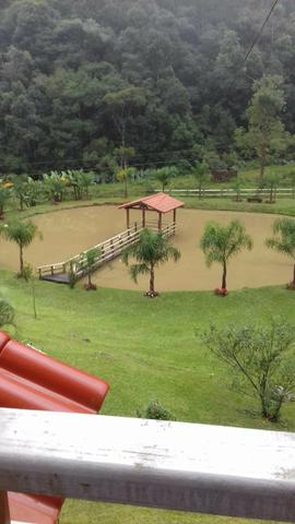 Linda chácara com casa boa e lago em Anitápolis - Foto 2