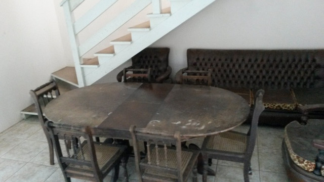 Mesa de jantar e conjunto de sofás antigo
