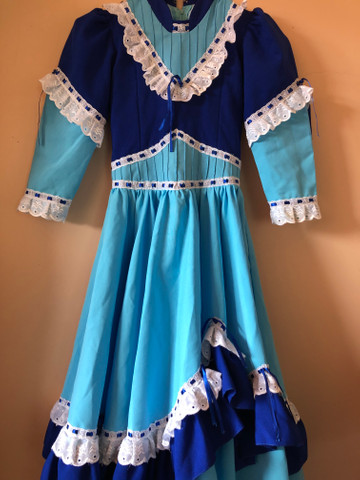 vestido azul royal longo com fenda