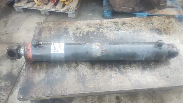 Cilindro Hidráulico Boom (cara de cavalo no 1º braço) Retroescavadeira NH  B90B *