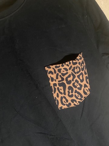 Camisa preta com estampa de onça  - Foto 2