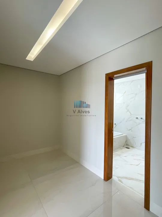 Casa de alto padrão, com 330m² de área construída, 4 quartos sendo 3 suítes, piscina aquec - Foto 4