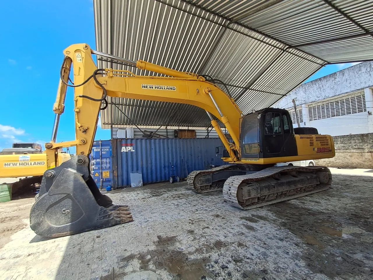 Escavadeira New Holland 385 - ano 2013 