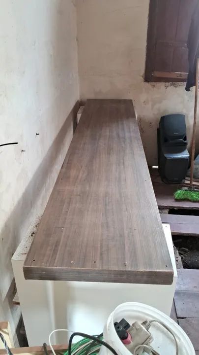 Tampo em mdf em excelente estado com nichos mdf branco para gabinete e estabilizador. - Foto 2