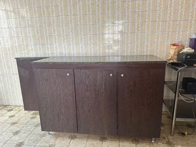 Balcão de atendimento com tampo em granito