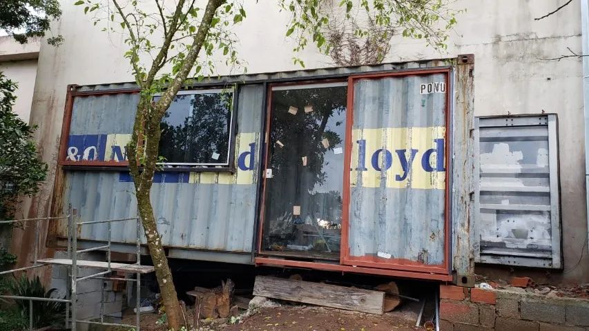 CONTAINER MARÍTIMO DE 6 METROS COM PORTA E JANELAS. - Foto 2