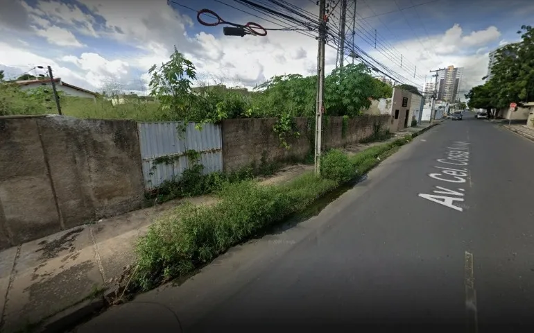 Santa Clara Aluga - Terreno na Av. Coronel Costa Araújo, medindo 21 x 30 *Bairro Fátima