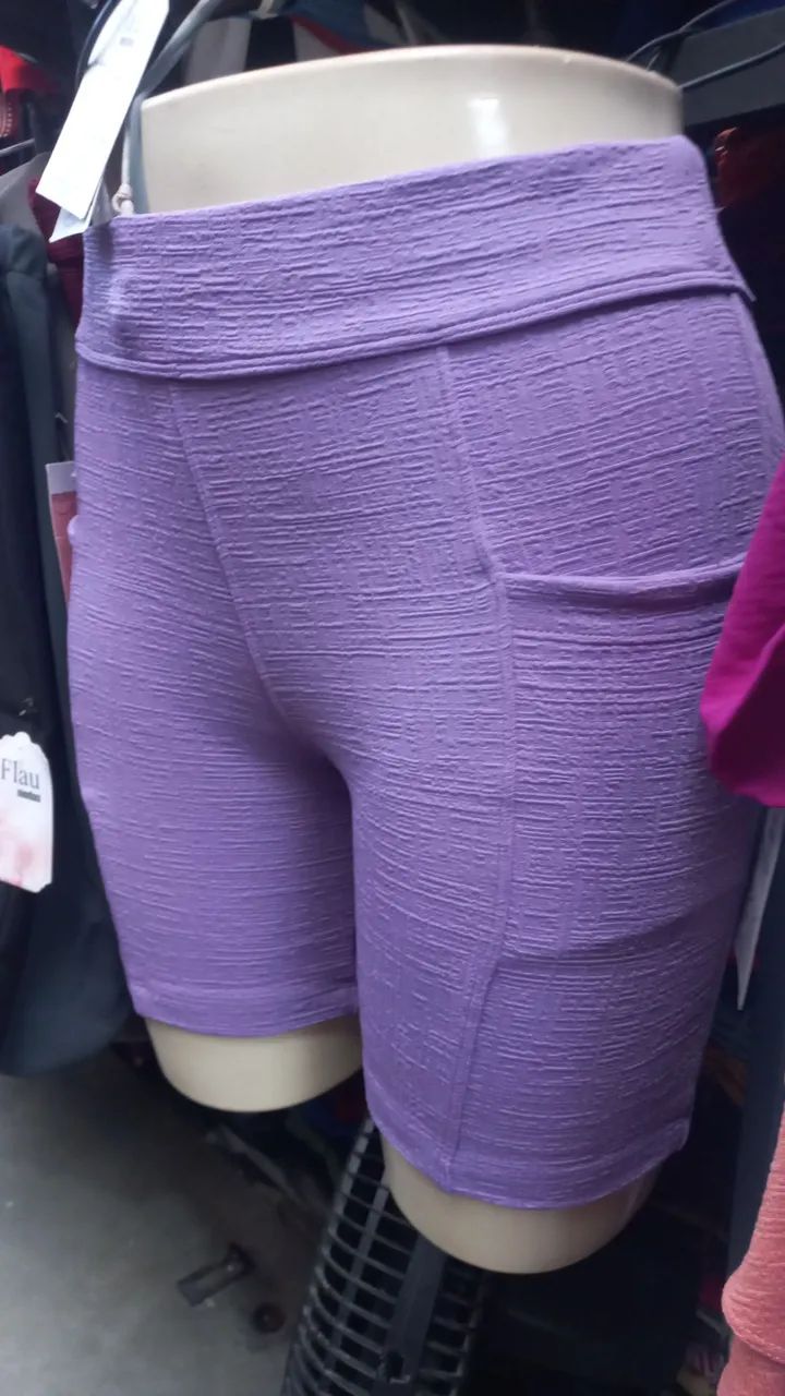 Bermuda feminina vinho com detalhes - Foto 3