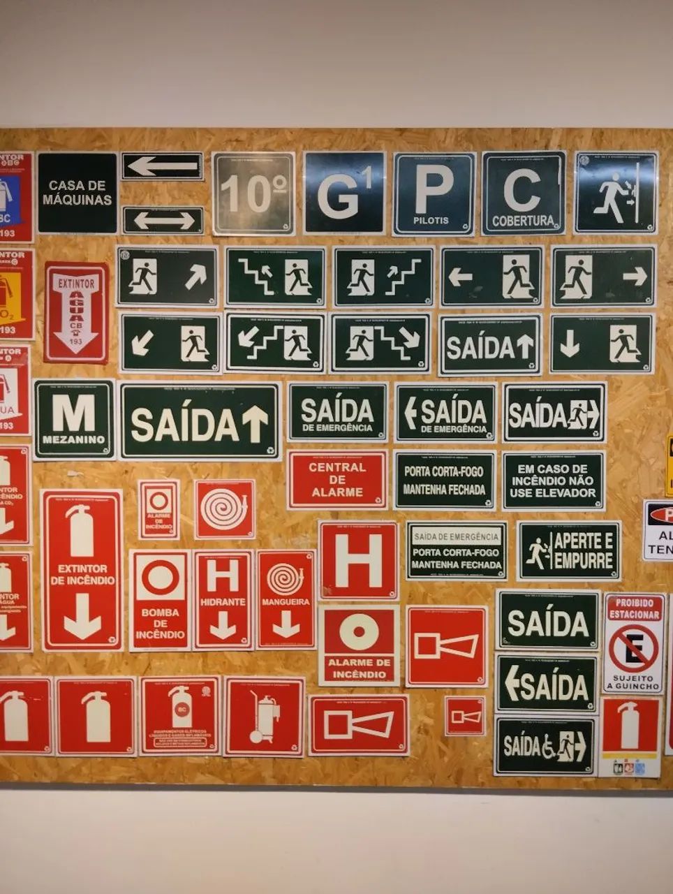 Placas de sinalização fotoluminescentes
