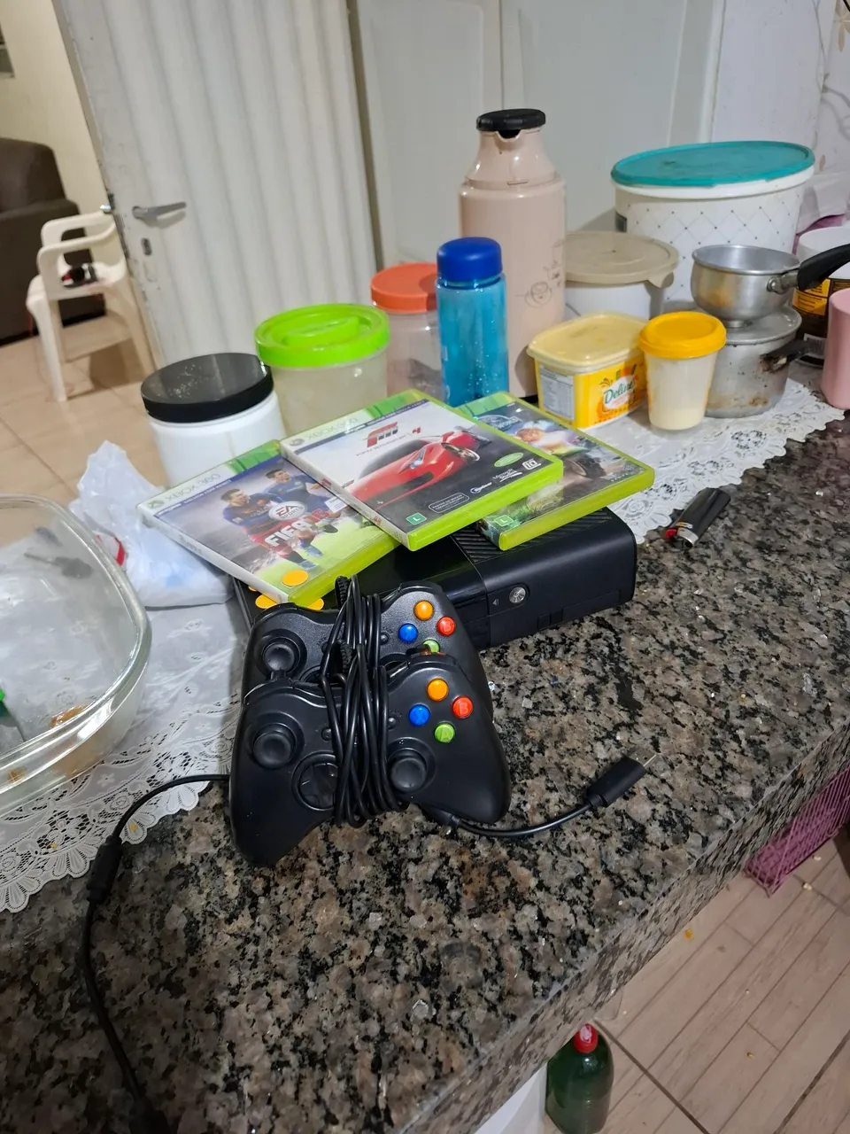 Xbox 360 2 controles com Fifa 2016, pes 2016, forza , lego jurassic world
