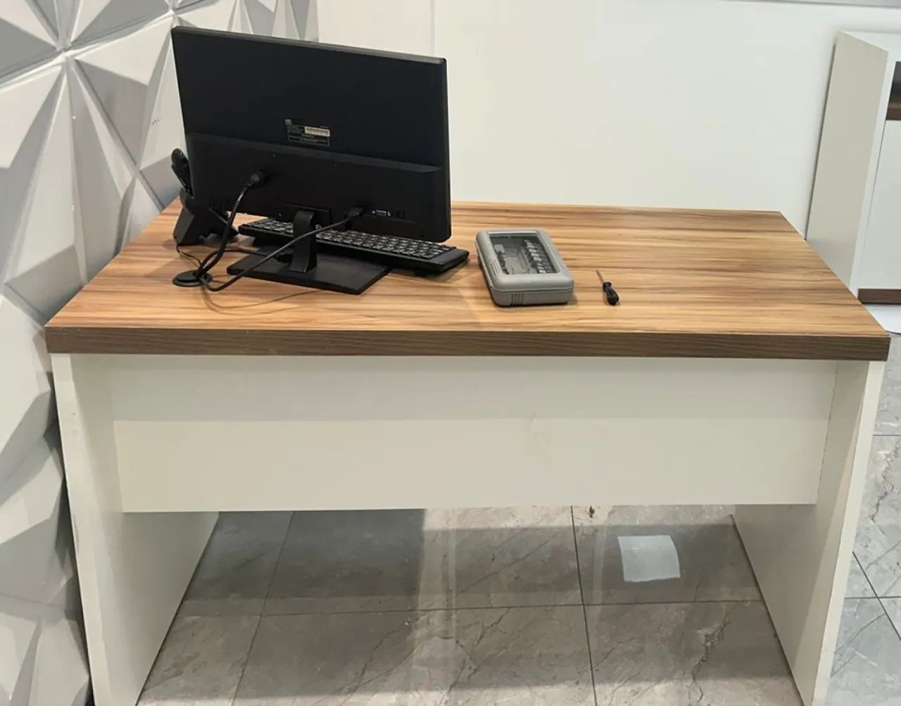 Mesa de Escritório L em Madeira e Branco - Foto 2